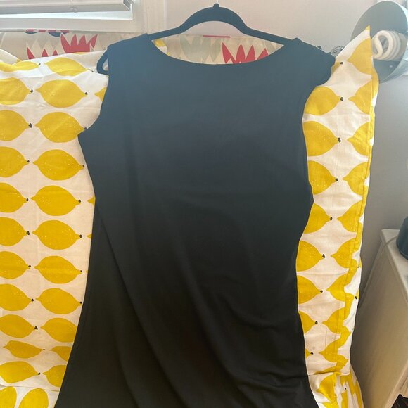 A black shift. - Picture 3 of 8